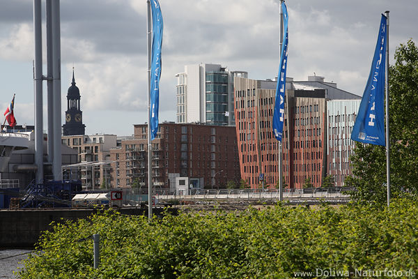 Hafencity Skyline von Baakenkai: Sumatrakontor Fassaden, Michel-Turm, Fahnen, Grnflche