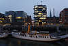Museumsdampfer Schaarhrn am Sandtorhafen Bootsanleger in Hafencity Hamburg Nachtlichter Foto
