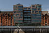 Hafencity neue quadratische Huser mit Eigentumswohnungen vor alten Speicherreihe in Bild