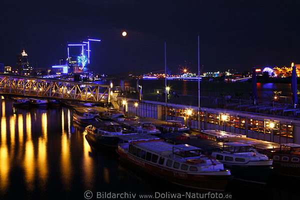 Hamburg Hafen Nachtbild Landungsbrcken Schiffe in Elbwasser Rot-Blaulicht