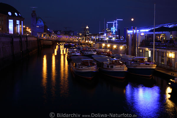 Landungsbrcken Hamburg Schiffe Nachtfoto Elbwasser in Blaulicht