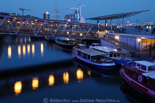 Hamburg Seebrcken in Blaustunde Hafenromantik ber Barkassen Schiffe Nachtlichter