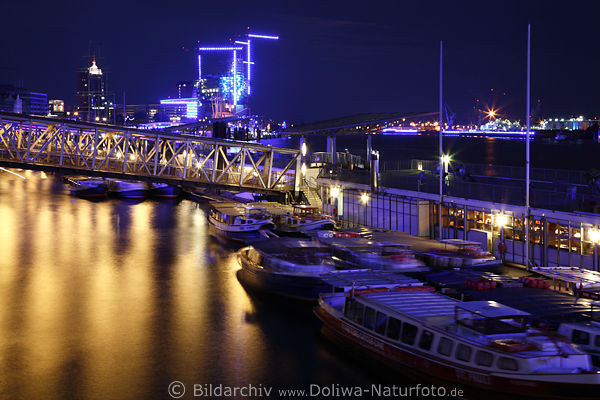 Hafen Hamburg Landungsbrücken Nacht-Blaulichter Romantik an Elbe blaue Lichtdekoration