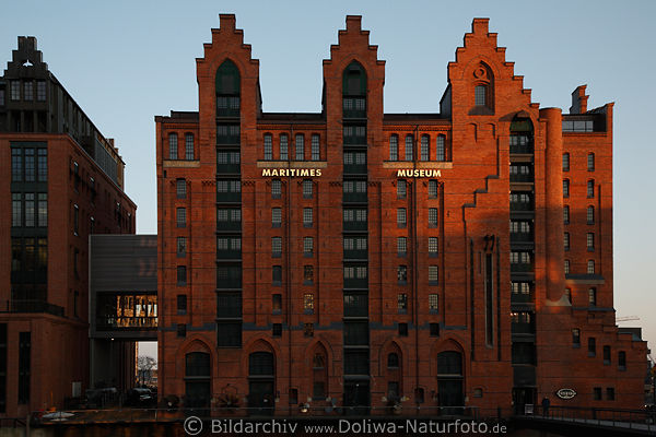 Schifffahrtsmuseum Hamburg in Speicherstadt rotes Backsteinbauwerk in Abendlicht