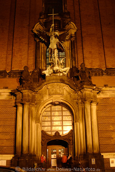 St.Michaelis Kirche Eingang Skulpturen in Rotlicht