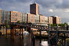 Hamburg Kehrwieder Binnenhafen Stimmung moderne Architektur über Barkasse unter Brücke in Fahrt