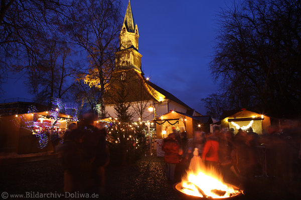 Adventsmarkt Bergen Lagerfeuer Kirche Weihnachtsmarkt Nachtkulisse