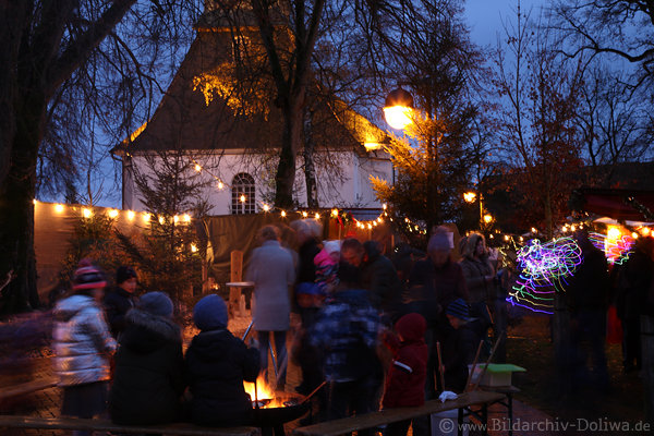 Adventszeit Bergen Foto Kinder Lagerfeuer vor Kirche weihnachtliche Abendkulisse