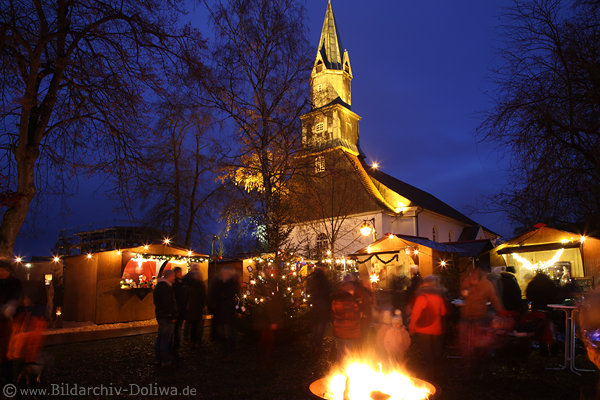Weihnachtsmarkt Bergen Kirche Advent-Lagerfeuer Nachtlichter