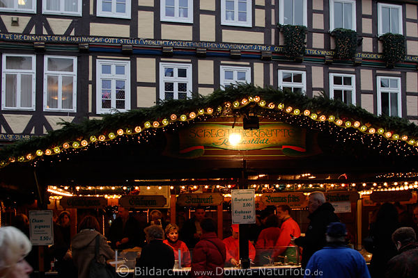 Schlemmerhtte Weihnachtsbummel in Celler historischer Altstadt Adventsmarkt Menschen Bild