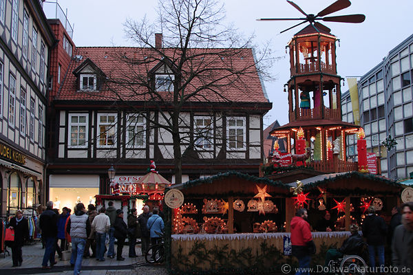Celle Drehkrippe Weihnachtspyramide auf Weihnachtsmarkt Menschen Bummel Strassenbild