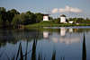 905106_ Museumsgelnde Mhlensee Wasserlandschaft Foto mit Mhlen Paar Spiegelung im Wasser
