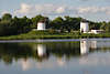 905136_ Weie Mhlen Fotografie von Gifhorn Landschaft am Wasser Mhlensee Windmhlen Spiegelung