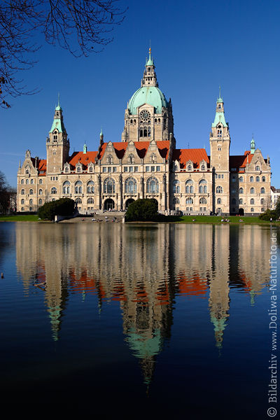 Hannoveraner Palast im Maschpark Neues Rathaus Trme Architektur Spiegelung im Wasser