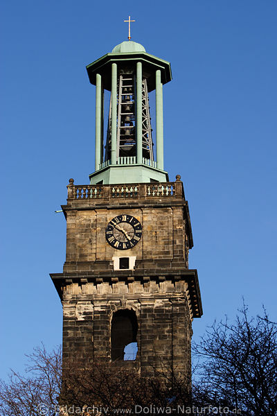 Sankt Aegidien-Glockenkirchturm mit Uhr in Hannover alte Architektur 