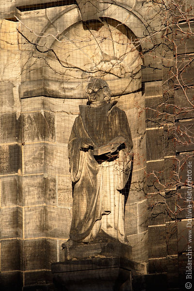 Mnch mit Buch Skulptur in Mauernische St. Aegidienkirche in Hannover
