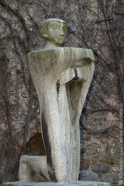 Steinerne knieende Gestalt in Sankt Aegidienkirche Hannover
