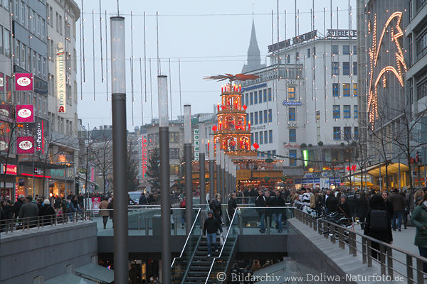 Hannover Citystrae in Advent Weihnachtszeit mit Menschen einkaufen, Geschenke besorgen