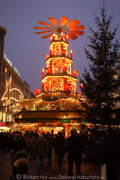 Weihnachtspyramide Hannover Krippenfiguren rote Kerzen am Weihnachtsbaum