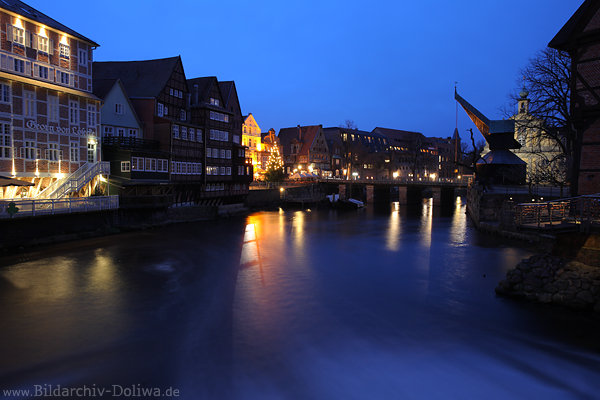 Blaufluss Ilmenau Wasser in Lüneburg-Altstadt Romantik-Nachtfoto mit Alter Kran am Stintmarkt