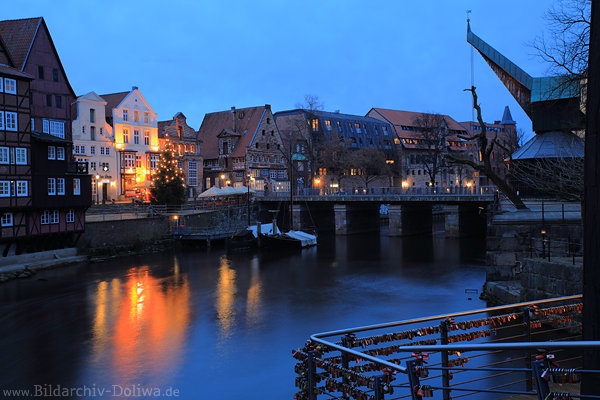 Alter Kran Stintmarkt Lüneburg-Altstadt Wasserfluss Ilmenau in Blaustunde