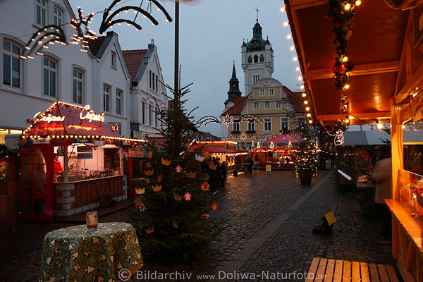 Verden Weihnachtsmarkt Reisefoto Tannenbaum Adventssterne auf Rathausplatz