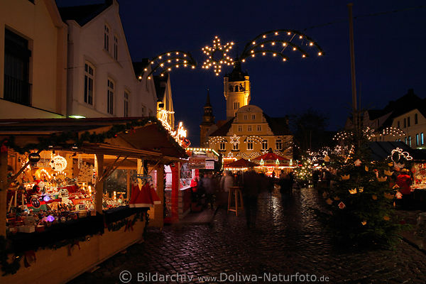 Verdener Weihnachtsmarkt auf Gro�e Strasse vor dem Rathaus Nachtlichter