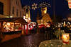 916093_Verdener geschmückte Gasse Photo mit Weihnachtsmarkt in Adventszeit vorm Rathaus
