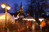 Weihnachtsmarkt-Bergen Adventsmarkt um Kirche romantische Nachtlichter
