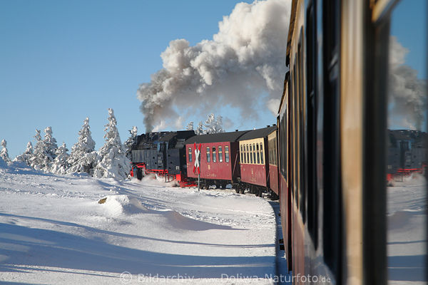 Brockenbahn Dampflok mit Wagons in Kurvenfahrt Foto durch Schnee Winterlandschaft