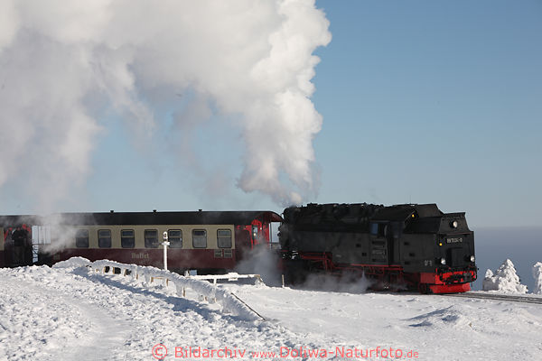 Harzer Schmalspurbahn Dampflok mit Wagons Foto in Schnee Winterlandschaft am Brocken