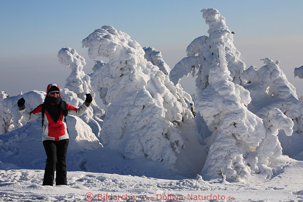 M�dchen lustige Pose vor eisgepackten Schneeriesen in Harz