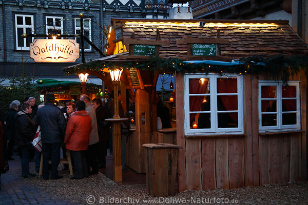 Goslar Weihnachtsmarkt Foto Waldhtte mit Menschen am Tisch Glhwein trinken bei Unterhaltung