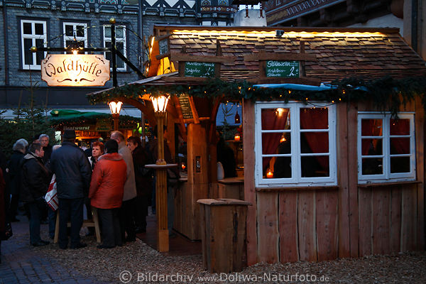 Goslar Weihnachtsmarkt Foto Waldh�tte mit Menschen am Tisch Gl�hwein trinken bei Unterhaltung