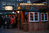 916216_Goslar Weihnachtsmarkt Foto Waldhütte mit Menschen am Tisch bei Unterhaltung Glühwein trinken
