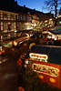 916247_Goslar Marktstrasse Weihnachtsbuden Foto Altstadt Romantik Abendstunde Luftbild Adventsmarkt Besucher