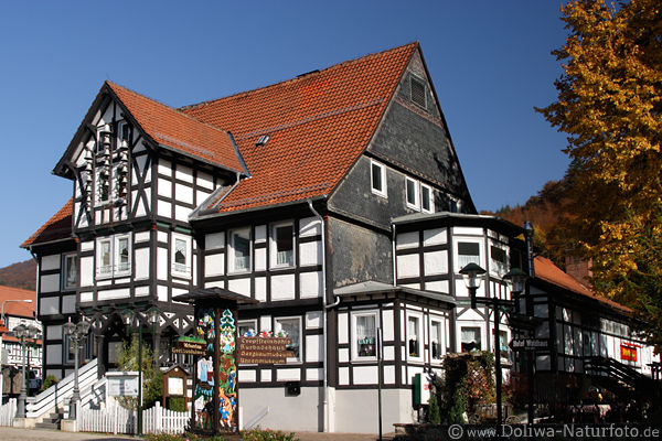 Harzer Fachwerkhaus in Bad Grund bunte Glocken kunstvolle Schilder