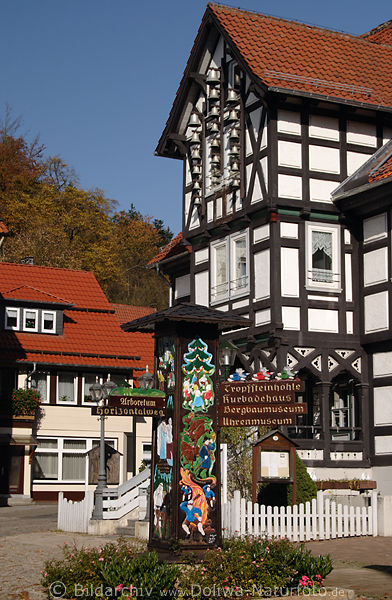 Harz Glocken am Fachwerkhaus in Bad Grund Schildsule aus Holz bunt bemalt