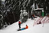 102229_Harz Skifahrer & Snowboarder am Skilift oberhalb Kaffeehorst Skipiste in weissen Schneeferien