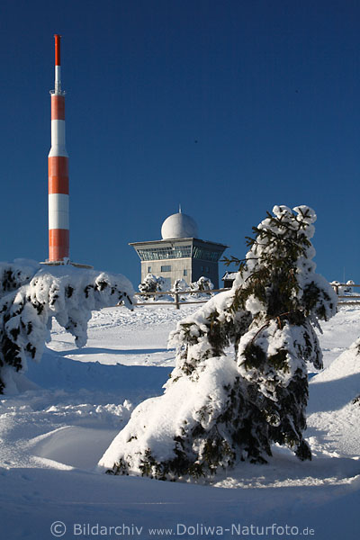 Brocken Sendemast einstiger Fernsehturm Winterfoto Harz weiss-blaue Schneelandschaft Nationalpark Hochharz