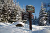 101744_Wegweiser durch Harz Natur im Nationalpark, bunte Schilder im Schnee Landschaft Winterbilder