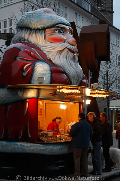 Hildesheimer Weihnachtsmann mit Schmelzkuchenstand Verk�uferin auf Weihnachtsmarkt Kaufinteressente
