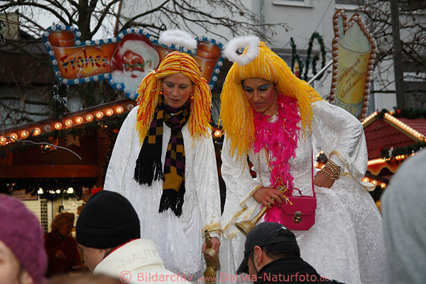 Weihnachsengel lustiges Paar in Weisskleid ber Hildesheimer Weihnachtsmarkt Besucher
