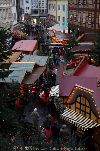 Hildesheimer Weihnachtsmarkt Foto Marktbuden mit Menschen in flanieren auf historischem Markt in Adventszeit