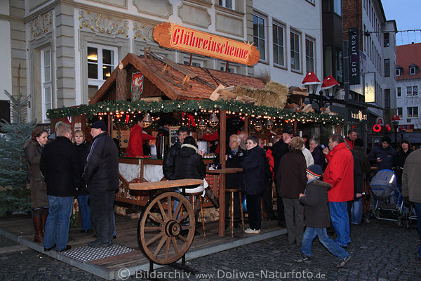 Gl�hweinscheune mit Besucher Hildesheimer Weihnachtsmarkt in Adventszeit Gl�hwein genie�en