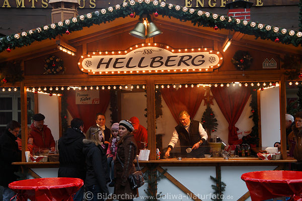 Hellberg W�rstchenstand mit Menschen auf Hildesheimer Weihnachtsmarkt Adventsfestausflug