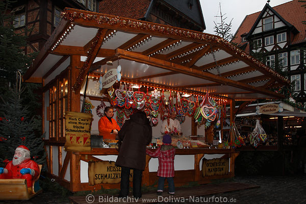 Heisse Schmalzkuchen, D�fte offenfrischen Mandeln & Herzen locken Besucher zum Naschen