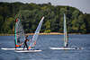 803025_ Surfschler Surfunterricht Bild aus Eutin, Windsurfing Jugend auf Groer Eutiner See, Surfschule in Wind
