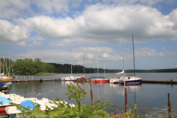 Hafenbild Eutinersee Wasserlandschaft Bucht Boote Wolkenstimmung