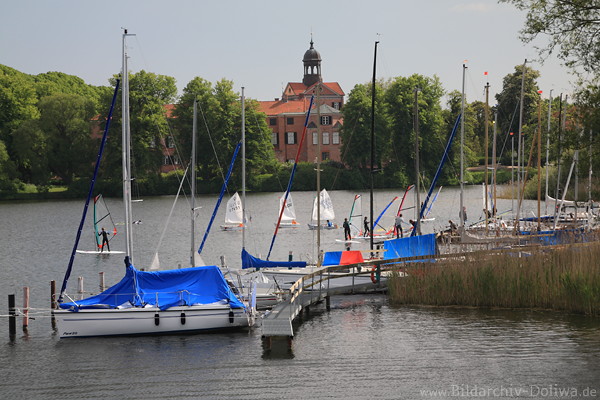 Segelbucht Eutiner-See Wasserlandschaft Segler Boote vor Schloss am Ufer